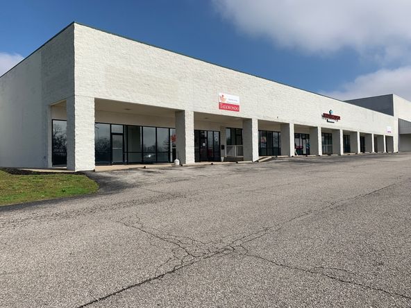 Blackiston Mill Rd Shopping Center: 1418 & 1420 Blackiston Mill Rd, Clarksville, IN 47129
